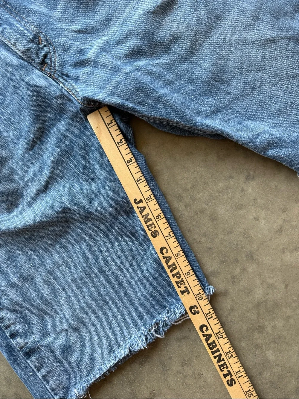 Levi’s 569 Jean Shorts Mens 34 Blue Light Wash Denim Cut Off Fringe Raw Edge